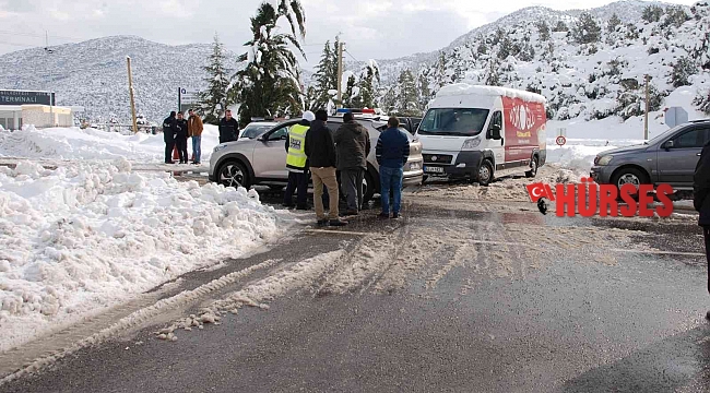 Akseki-Seydişehir karayolu kar ve tipi sebebiyle tamamen trafiğe kapandı.