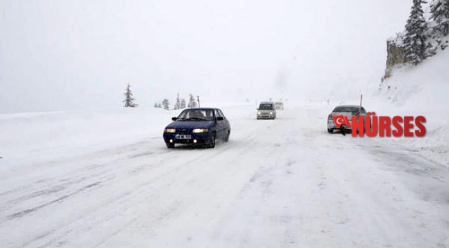 Antalya-Konya yolunda TIR geçişine kar engeli