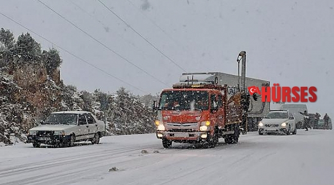 Antalya'da kar yağışı; araçlar D400 yolunda kaldı