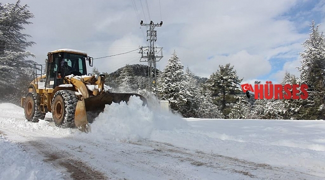 Antalya'da kardan kapanan yollarda çalışma