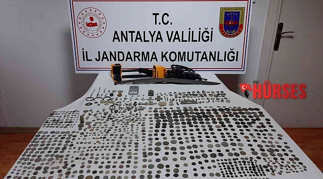 Antalya'da Roma dönemine ait bin 124 parça tarihi eser ele geçirildi