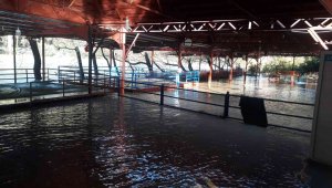 Antalya'da şiddetli yağış ırmak kenarındaki restoranları sular altında bıraktı