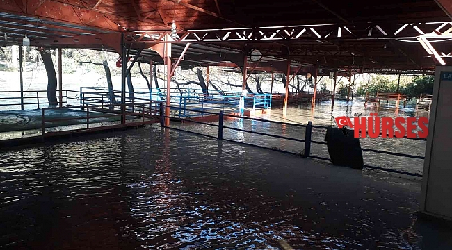 Antalya'da şiddetli yağış ırmak kenarındaki restoranları sular altında bıraktı