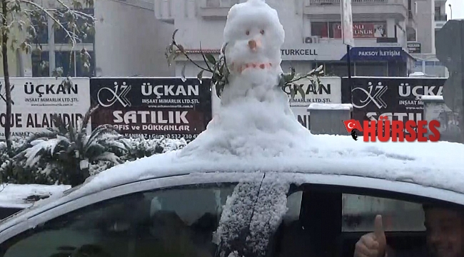 Antalya'da vatandaşlar aracın üzerinde kardan adam ile şehir turu attı