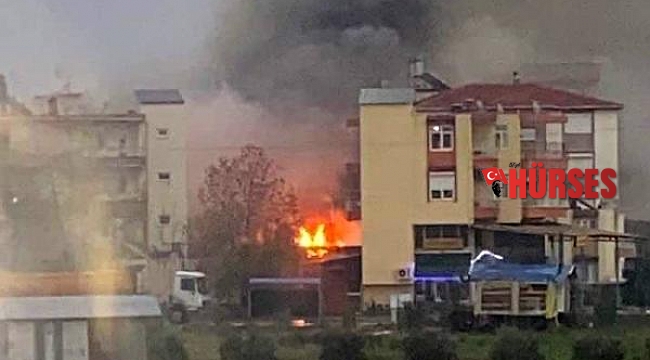 Antalya'da yıldırım düşen depoda yangın çıktı