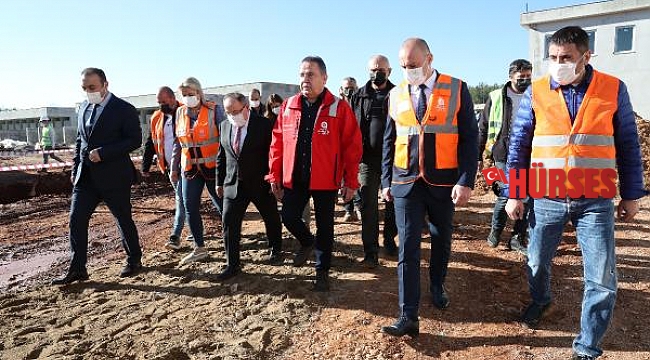 Başkan Böcek, Sokak Hayvanları Bakım Evi'ni gezdi