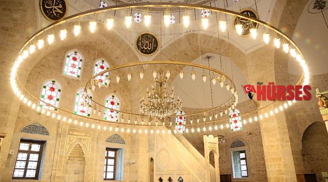 Beton, çimento ve boyayla kaplanan 5 asırlık cami aslına döndü