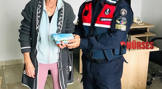 Cüzdanını kaybeden turistin imdadına jandarma yetişti