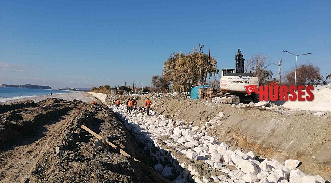 Dalgalar sonucu yıkılan istinat duvarı yenileniyor