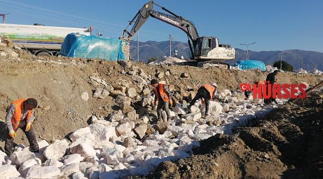 Demre Sahil Parkı istinat duvarı yenileniyor
