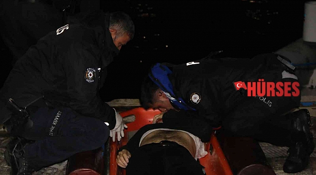 Denizde hareketsiz bulunan genci polislerin hayatta tutma mücadelesi