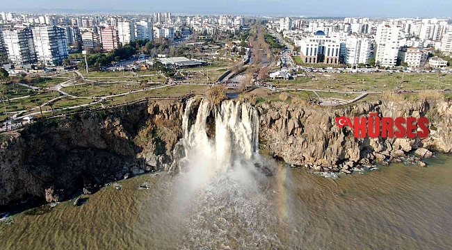 Dünyaca ünlü şelale fırtına sonrası adeta çamur çağladı, görenler fotoğraf yarışına girdi