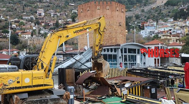 İskeledeki kaçak yapılar yıkıldı