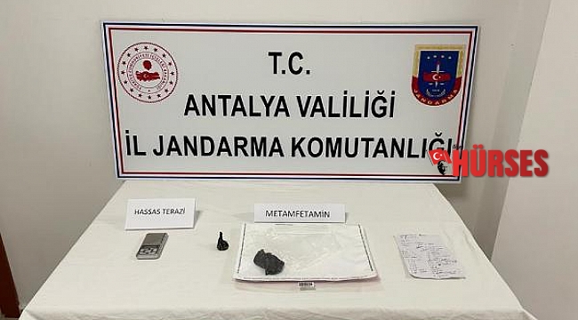 Jandarmayı görünce 1 kilo uyuşturucuyu tuvalete döktüler