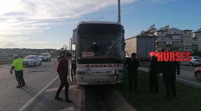 Kontrolden çıkan otobüs tahliye su kanalında askıda kaldı