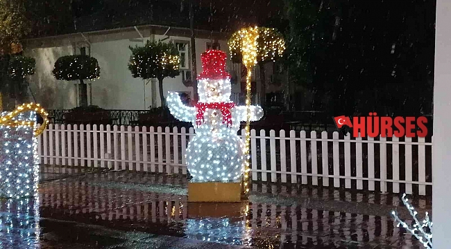 Manavgat şehir merkezine 14 yıl aradan sonra kar yağdı