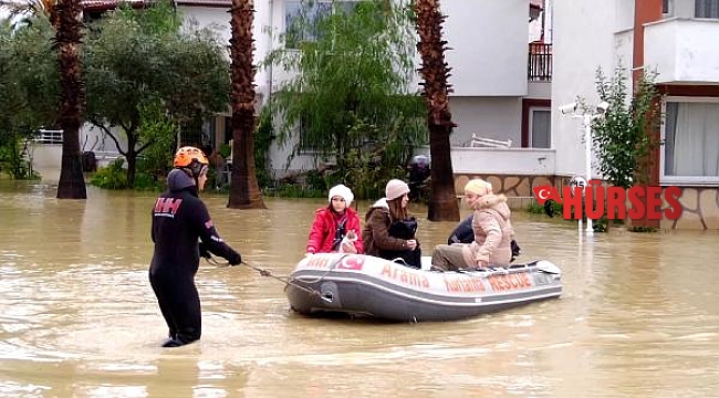 Manavgat'ta dere taştı, evlerini su basanlar botla kurtarıldı