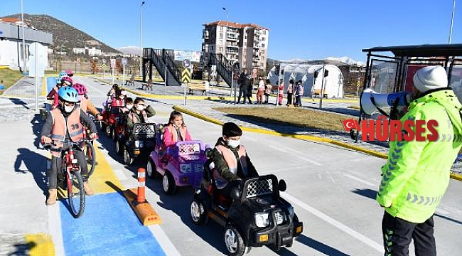 Öğrenciler trafik kuralını öğreniyor