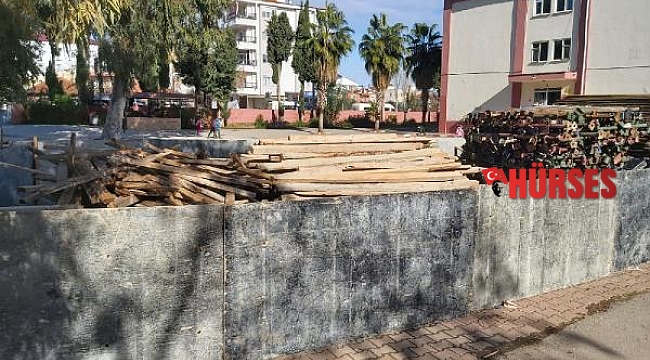 Okul bahçesindeki çivili kalıpların çevresi kapatıldı
