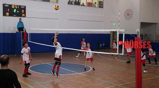 Ortaokullar arası voleybol turnuvası devam ediyor