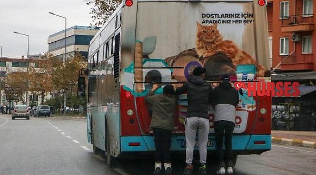 Patenli gençlerin otobüs arkasında tehlikeli yolculuğu