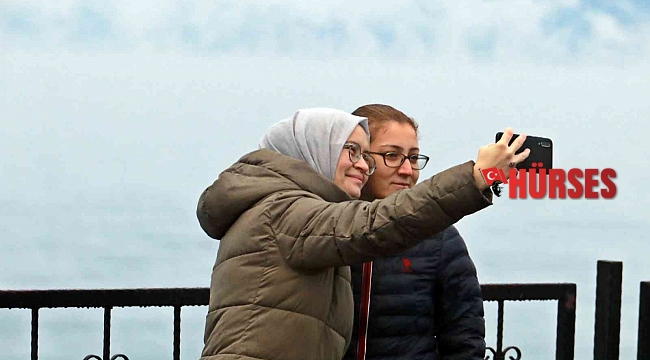 Sabah uyandıklarında kar yağışı gören Antalyalılar kendini sokağa attı