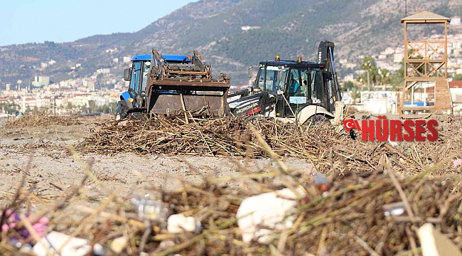Şiddetli yağış ve fırtınanın ardından Alanya sahilleri atıklarla doldu
