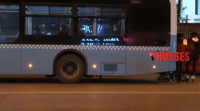 Şoföre kızan patenli gençler, tutundukları otobüsün arka camını patlattı
