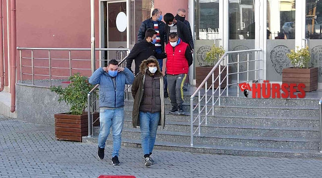 Suç makinesi hırsızlar, polis aracına çarpınca yakayı ele verdi