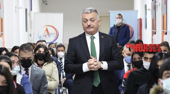 Vali Yazıcı öğrencilerle bir arada