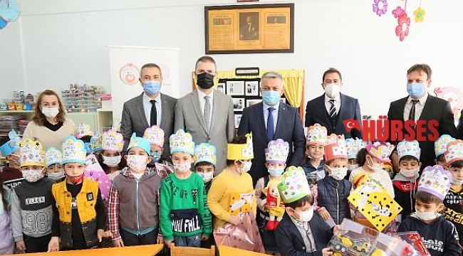 Validen öğrencilere çağrı: Bir kitap da vali amcanız için okuyun