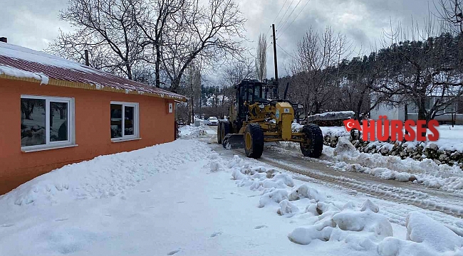 Yaz turizminin merkezi Kaş'ın yüksek kesimleri beyaza büründü