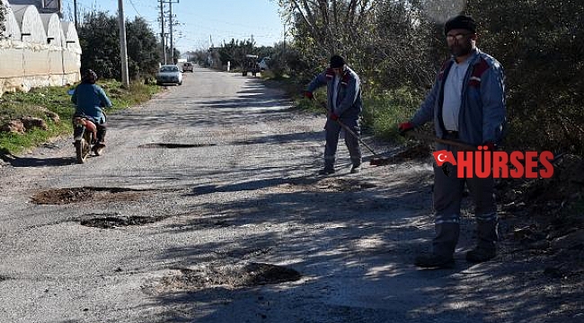 Yolda kapatılmayan çukurlara 'çiçekli saksı' ile tepki