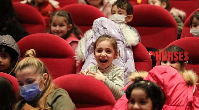 5 bin çocuk, tatilde tiyatro şenliğine koştu