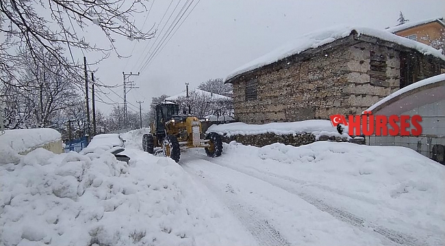Akseki&#039;de kardan kapalı olan kırsal mahalle yollarında karla mücadele