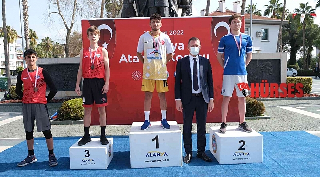 Alanya'da okullar arası kros yarışı