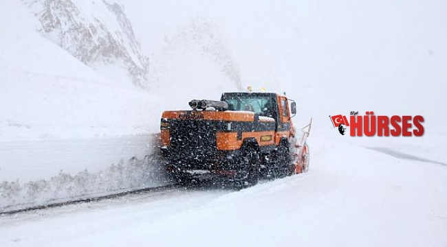 Antalya- Konya yolunda kar kalınlığı 60 santim oldu