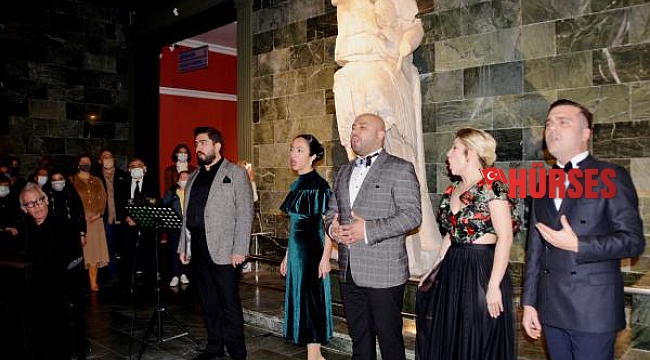 Antalya Müzesi'nde heykeller arasında opera
