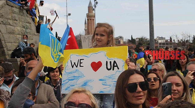 Antalya'da toplanan binlerce Ukraynalı Putin'i kınadı