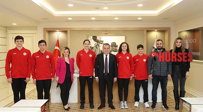 Başkan Böcek, Antalyaspor Yüzme Takımı'nı ağırladı