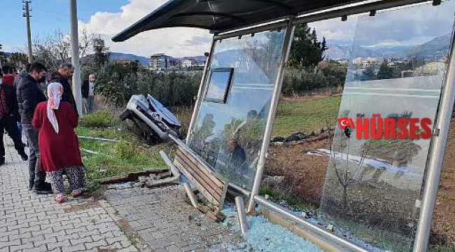 Çarpışan otomobillerden biri savrulup, duraktaki kadını yaraladı