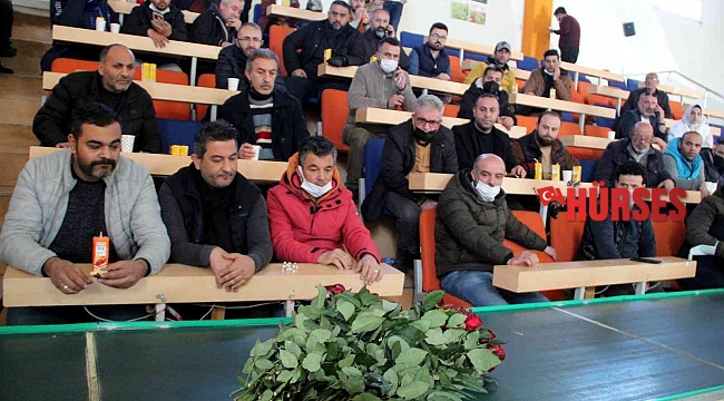 Çiçekçi esnafı yürüyen bant üzerinden gelen çiçekleri almak için yarıştı