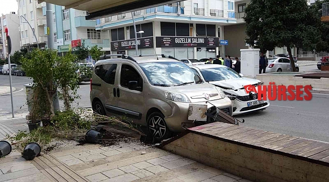 Çöp kutusu ve bank kaza yapan aracın iş yerine girmesini engelledi