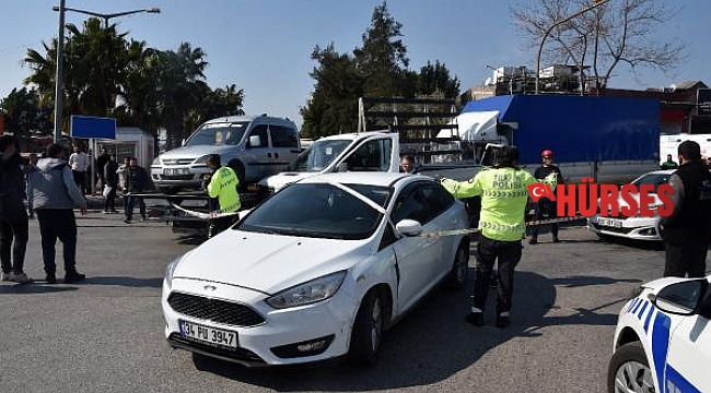 Freni boşalan kamyon, kırmızı ışıkta bekleyen kamyonete çarptı; 3 yaralı