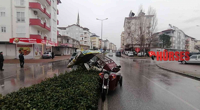 Hafif ticari araç 3 tekerlekli motosiklete çarptı: 1 yaralı