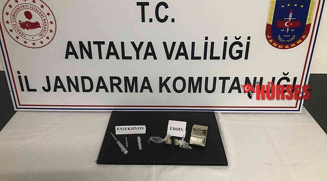 Jandarma ekiplerinin şüphelendiği 2 kişinin üzerinde eroin bulundu