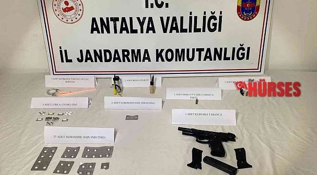 Jandarma yolcunun üzerinde tabanca ve uyuşturucu madde ele geçirdi