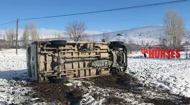 Kardan kayan minibüs şarampole devrildi