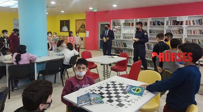 Kaş'ta jandarma öğrencilerle kitap okudu