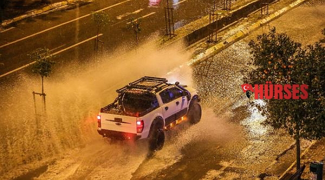 Kısa süreli dolu yağışında kaldırımlar beyaza büründü